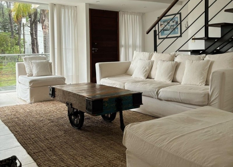 Moderna casa en alquiler y venta sobre Montoya, La Barra a 2 cuadras del mar.